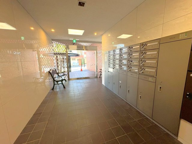 京阪「石山寺」駅まで徒歩４分＆２沿線利用可◆天然木リノベーション◆南向き４ＬＤＫ◆ペット可のエントランス|郵便受けポスト＆宅配ボックス