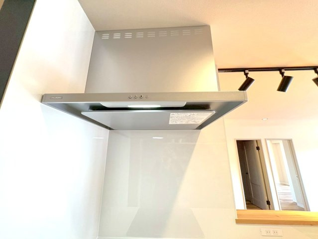 京阪「石山寺」駅まで徒歩４分＆２沿線利用可◆天然木リノベーション◆南向き４ＬＤＫ◆ペット可のキッチン|レンジフード