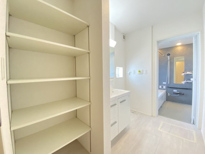 【脱衣所】 | 読谷村大湾2期（全5棟）1号棟 | 1号棟　可動棚付き♪