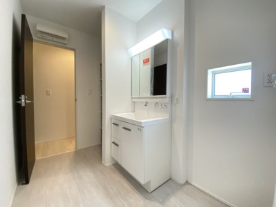 【独立洗面台】 | 読谷村大湾2期（全5棟）1号棟 | 1号棟　三面鏡付き洗髪洗面化粧台♪