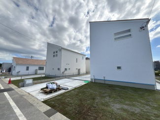 【外観】 | 読谷村大湾2期（全5棟）ラスト1号棟 | 1号棟　並列駐車2台完備♪