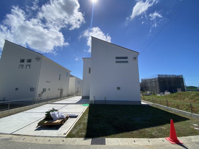 【外観】 | 読谷村大湾2期（全5棟）1号棟 | 1号棟　並列駐車2台完備♪