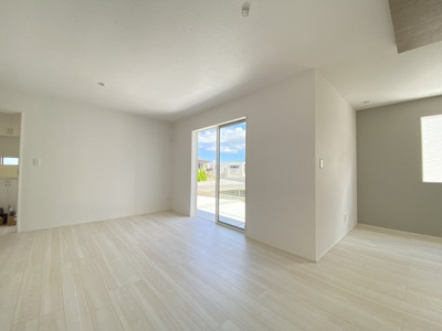 【居間・リビング】 | 読谷村大湾2期（全5棟）1号棟 | 1号棟　LDK18.75帖♪リビング階段＋リビング収納＋カウンター付き♪