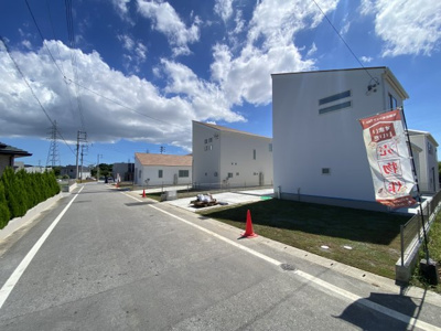 【前面道路含む現地写真】 | 読谷村大湾2期（全5棟）1号棟 | ※北東側公道6m♪