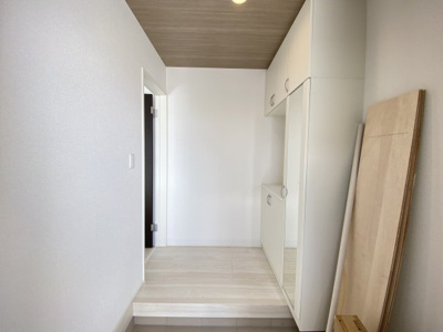 【玄関】 | 読谷村大湾2期（全5棟）ラスト1号棟 | 1号棟　十分な収納付き玄関♪