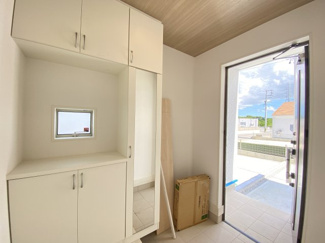 【玄関】 | 読谷村大湾2期（全5棟）ラスト1号棟 | 1号棟　十分な収納付き玄関♪