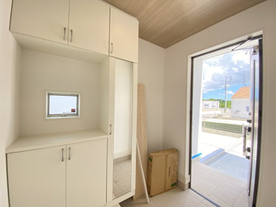 【玄関】 | 読谷村大湾2期（全5棟）ラスト1号棟 | 1号棟　十分な収納付き玄関♪