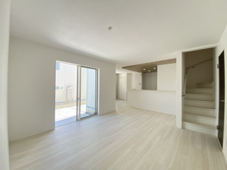 【居間・リビング】 | 読谷村大湾2期（全5棟）ラスト1号棟 | 1号棟　LDK18.75帖♪リビング階段＋リビング収納＋カウンター付き♪