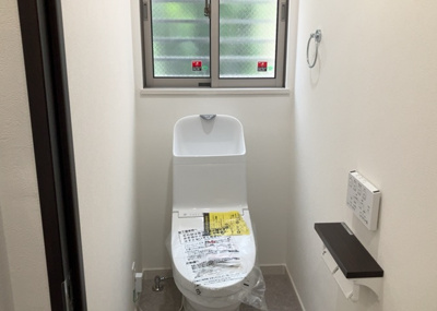 【トイレ】 | レフィー二小田急相模原 | トイレは大きさや形、機能、抗菌性などが異なる多種多彩なタイプが各メーカーから出ています。それぞれに良さがあるため、事前にどういったタイプのトイレがいいのかをご家庭内で決めて、内見に行くといいでしょう。