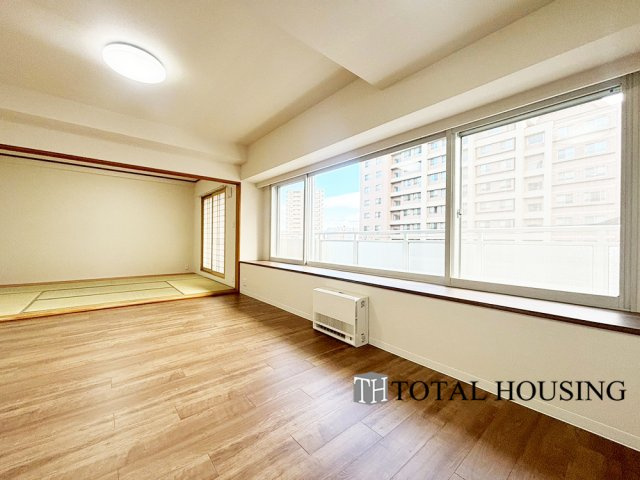 【居間・リビング】 | 琴似4条シティハウスB棟 | 南東向きに大きく開いた窓からは、明るい陽射しが射し込みます。
爽やかな風が吹き抜ける心地良いリビングには、自然と家族が集まります。