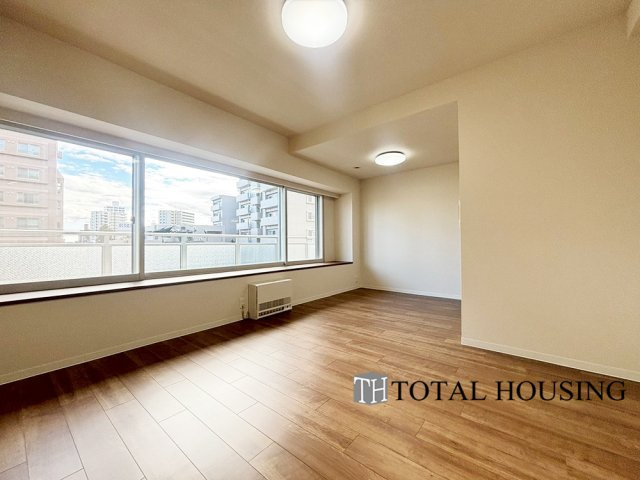 【居間・リビング】 | 琴似4条シティハウスB棟 | 通風・採光に優れ、優しく心地よい光と風が溢れています。豪華で贅沢な素晴らしい居住性と、心を満たすハイクオリティが見事に調和した住み心地を心ゆくまでご堪能ください。