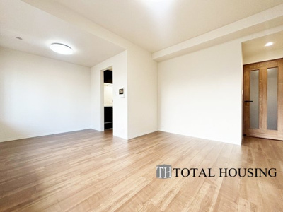 【居間・リビング】 | 琴似4条シティハウスB棟 | ご家族みんなで長い時間を過ごすリビングは一番居心地のいいものであって欲しいですね。開放感のある広々リビングに光と風を呼び込みます。収納も多く快適な住空間を実現します。