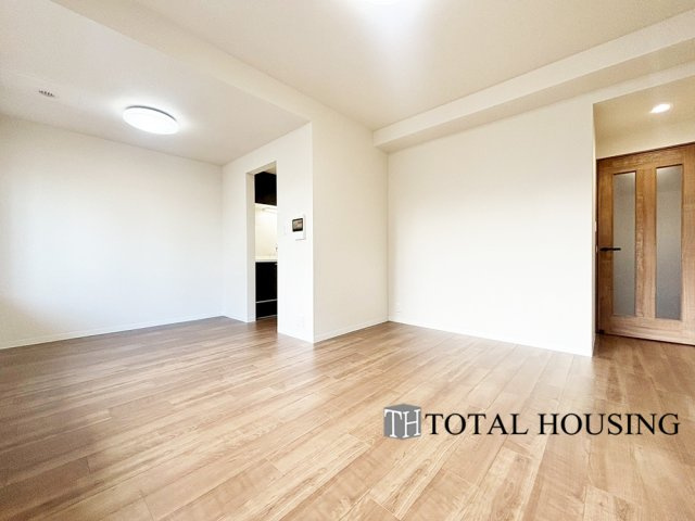 【居間・リビング】 | 琴似4条シティハウスB棟 | ご家族みんなで長い時間を過ごすリビングは一番居心地のいいものであって欲しいですね。開放感のある広々リビングに光と風を呼び込みます。収納も多く快適な住空間を実現します。