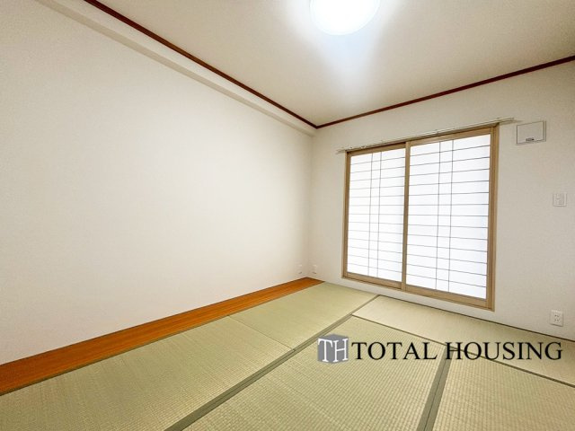 【和室】 | 琴似4条シティハウスB棟 | 和室　約6.0帖
開放的なバルコニー直結のお部屋です。畳の香りと落ち着いた雰囲気が魅力で、リラックスした時間を過ごせます。和の趣を感じる特別な空間をお楽しみください。