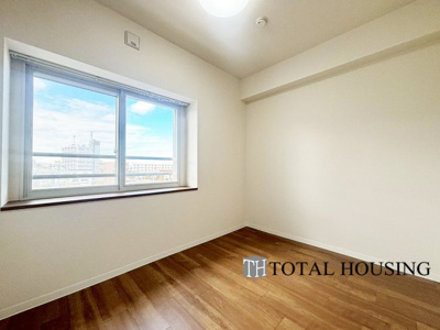 【洋室】 | 琴似4条シティハウスB棟 | 洋室　約4.6帖
お陽さまの光とさわやかな風をたっぷりとりこめます。室内はいつも明るい印象なので気持ちの良い朝を迎えられます。毎日の生活も明るくなりそうです。