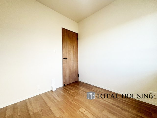 【洋室】 | 琴似4条シティハウスB棟 | 洋室　約4.6帖
家族構成やライフスタイルに合わせて、多目的にお使いいただけます。優しい色合いの木目調のフローリングが空間にアクセントをもたらしお洒落な室内です。