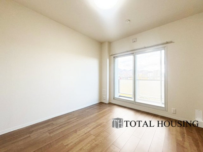 【洋室】 | 琴似4条シティハウスB棟 | 洋室　約7.1帖
お陽さまの光とさわやかな風をたっぷりとりこめます。室内はいつも明るい印象なので気持ちの良い朝を迎えられます。毎日の生活も明るくなりそうです。間取りも使いやすく大きなベッドも置けます♪