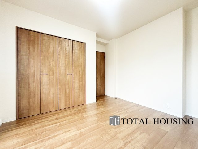 【洋室】 | 琴似4条シティハウスB棟 | 洋室　約7.1帖
心と体をゆったりと安らげる洋室。お部屋のゆとりが大きい分だけ、暮らしの安らぎは深まります。次の日を心地よく迎えたいから、頑張った自身の心と体を労わる設計へ。