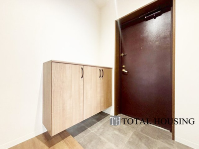 【玄関】 | 琴似4条シティハウスB棟 | 落ち着いた雰囲気の玄関は大切なお客様を迎えるのに最適です。毎日の外出や帰宅の際にも気持ちを落ち着かせてくれる空間である事間違いないですね。