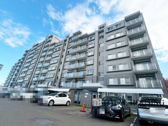 【外観】 | 琴似4条シティハウスB棟 | 落ち着いた佇まいが魅力のマンションで、帰宅するたびにほっとする安らぎが感じられます。高級感と清潔感が漂う外観が、暮らしに彩りを添えてくれる住まいです。