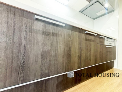 【キッチン】 | 琴似4条シティハウスB棟 | LDKを広く使え、料理に集中することができる壁付けタイプのキッチンです。上下に収納が設けられ、調理用品や食器類をすっきりと収納できます◎