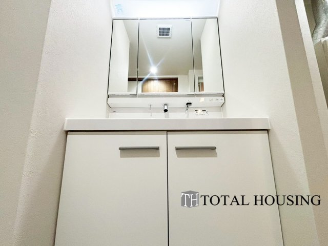 【独立洗面台】 | 琴似4条シティハウスB棟 | 一日の始まりの朝、歯磨きをしたりメイクや髪をセットしたり・・・使いやすさが考えられた3面鏡です♪シャワー付水栓で洗面台でのシャンプーや毎日の掃除に大変便利ですね♪