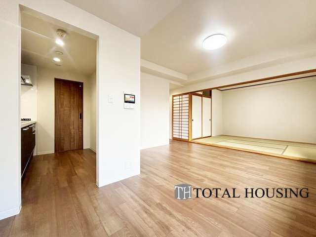 【居間・リビング】 | 琴似4条シティハウスB棟 | LDKと和室の間の扉を開けることで、開放感あふれる空間に！
どちらの居室にも大きな窓がある為、リビング全体が明るい陽光に包まれます。