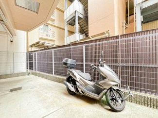 【駐車場】 | ガクエンヒルズ北千住 | バイク置き場