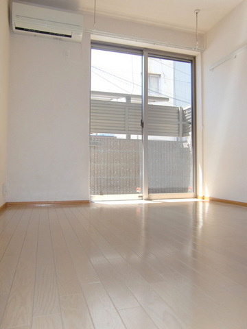 メゾンソレイユの居間・リビング|★洋室６．２帖★