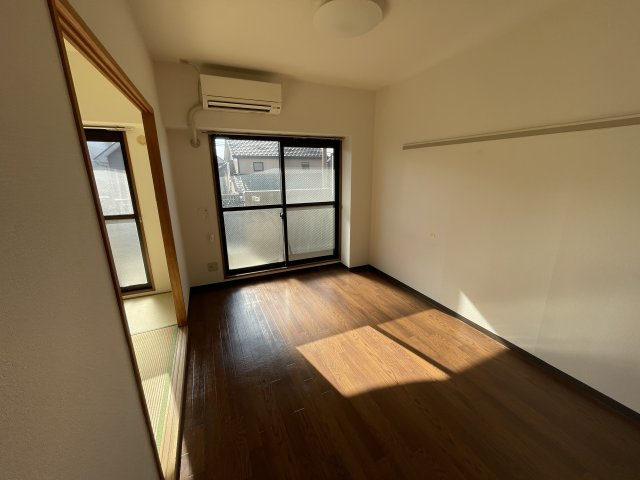 エクセレントコートの洋室