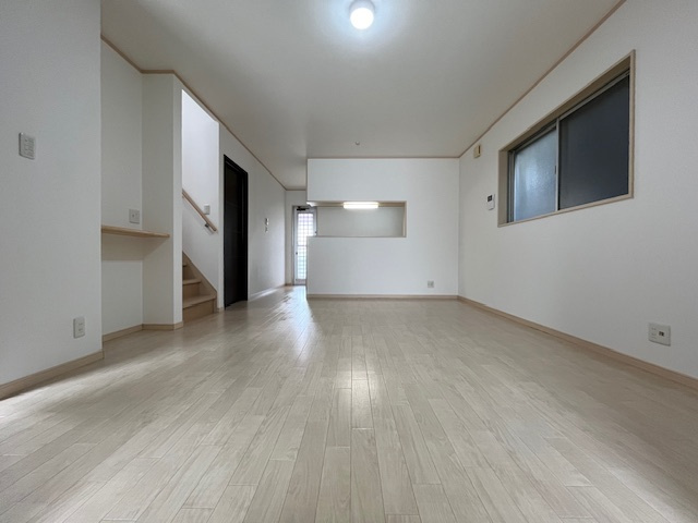 桜ヶ丘町戸建の居間・リビング