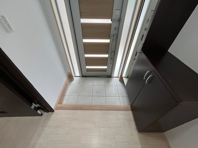 桜ヶ丘町戸建の玄関