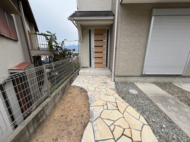桜ヶ丘町戸建のエントランス