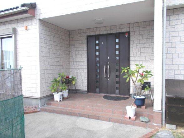 東金市家徳　中古戸建の玄関|平成19年3月築4SLDK建物約51坪 敷地約101坪角地 お庭でドックランが可能です閑静な分譲地内
