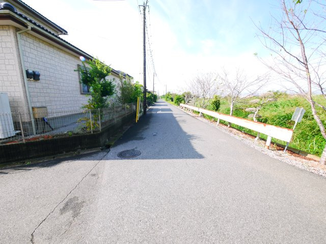 東金市家徳　中古戸建の前面道路含む現地写真|平成19年3月築4SLDK建物約51坪 敷地約101坪角地 お庭でドックランが可能です閑静な分譲地内