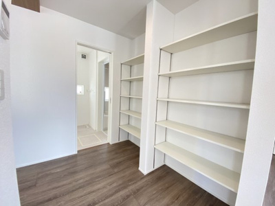 【居間・リビング】 | 読谷村大湾2期（全5棟）新築平屋3号棟 | 3号棟　大型可動棚収納付き♪