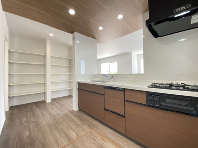 【キッチン】 | 読谷村大湾2期（全5棟）新築平屋3号棟 | 3号棟　ビルトイン食洗機付き♪大型可動棚収納付き♪