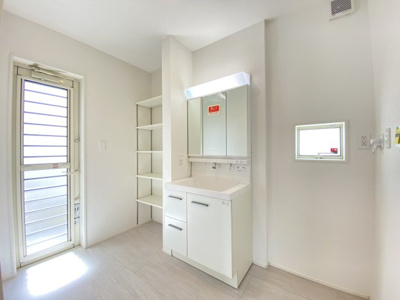 【独立洗面台】 | 読谷村大湾2期（全5棟）新築平屋3号棟 | 3号棟　三面鏡付き洗髪洗面化粧台♪可動棚収納＋お勝手口付き♪