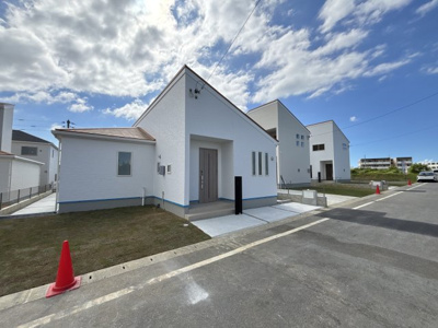 【外観】 | 読谷村大湾2期（全5棟）新築平屋3号棟 | 3号棟　並列駐車2台完備♪