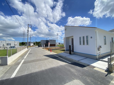 【前面道路含む現地写真】 | 読谷村大湾2期（全5棟）新築平屋3号棟 | ※北東側公道6m♪