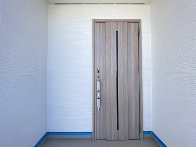 【玄関】 | 読谷村大湾2期（全5棟）新築平屋3号棟 | 3号棟　スマートキー付き♪