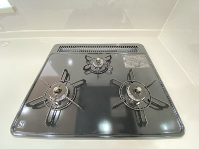 【キッチン】 | 読谷村大湾2期（全5棟）新築平屋3号棟 | 3号棟　三口コンロ♪