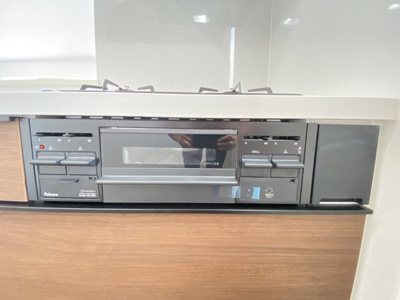 【キッチン】 | 読谷村大湾2期（全5棟）新築平屋3号棟 | 3号棟　便利なグリル♪