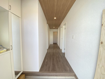 【玄関】 | 読谷村大湾2期（全5棟）新築平屋3号棟 | 3号棟　十分な収納付き玄関♪