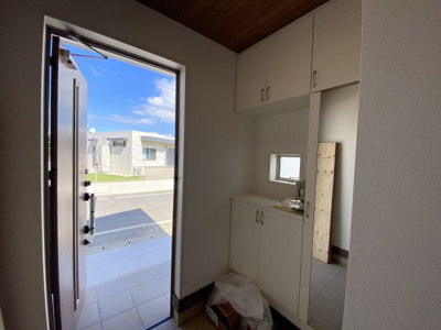 【玄関】 | 読谷村大湾2期（全5棟）新築平屋3号棟 | 3号棟　十分な収納付き玄関♪