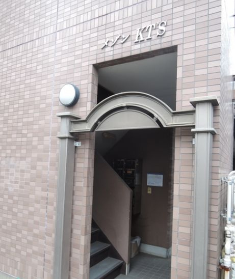 メゾンKTSのエントランス