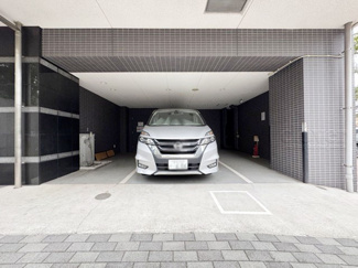 【駐車場】 | マンションの駐車場スペース。空きの有無や駐車料金、サイズ規定などについては、改めてお問い合わせください。～即日のご見学可能～　お問合せはお気軽にどうぞ。