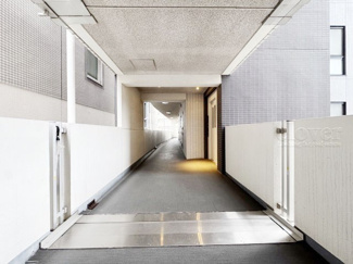 【その他共用部分】 | 共用廊下です。ここもきれいに清掃されています。周囲のお部屋の様子も、ぜひ伺ってみてください。～即日のご見学可能～　お問合せはお気軽にどうぞ。