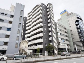 【外観】 | 手入れの行き届いた外壁やエントランスなど、「見ればわかる」レベルで清潔感を保ったマンションです。築年数を感じさせない姿で皆様をお出迎えします。～即日のご見学可能～　お問合せはお気軽にどうぞ。