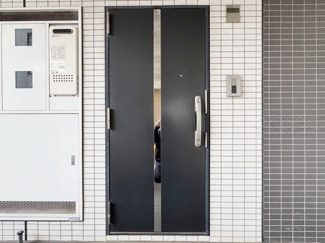 【その他共用部分】 | ダブルロック式の玄関ドアが皆様をお出迎え。お部屋のセキュリティの観点からも、うれしい設備ですね。玄関の色もシックで良い感じです。～即日のご見学可能～　お問合せはお気軽にどうぞ。